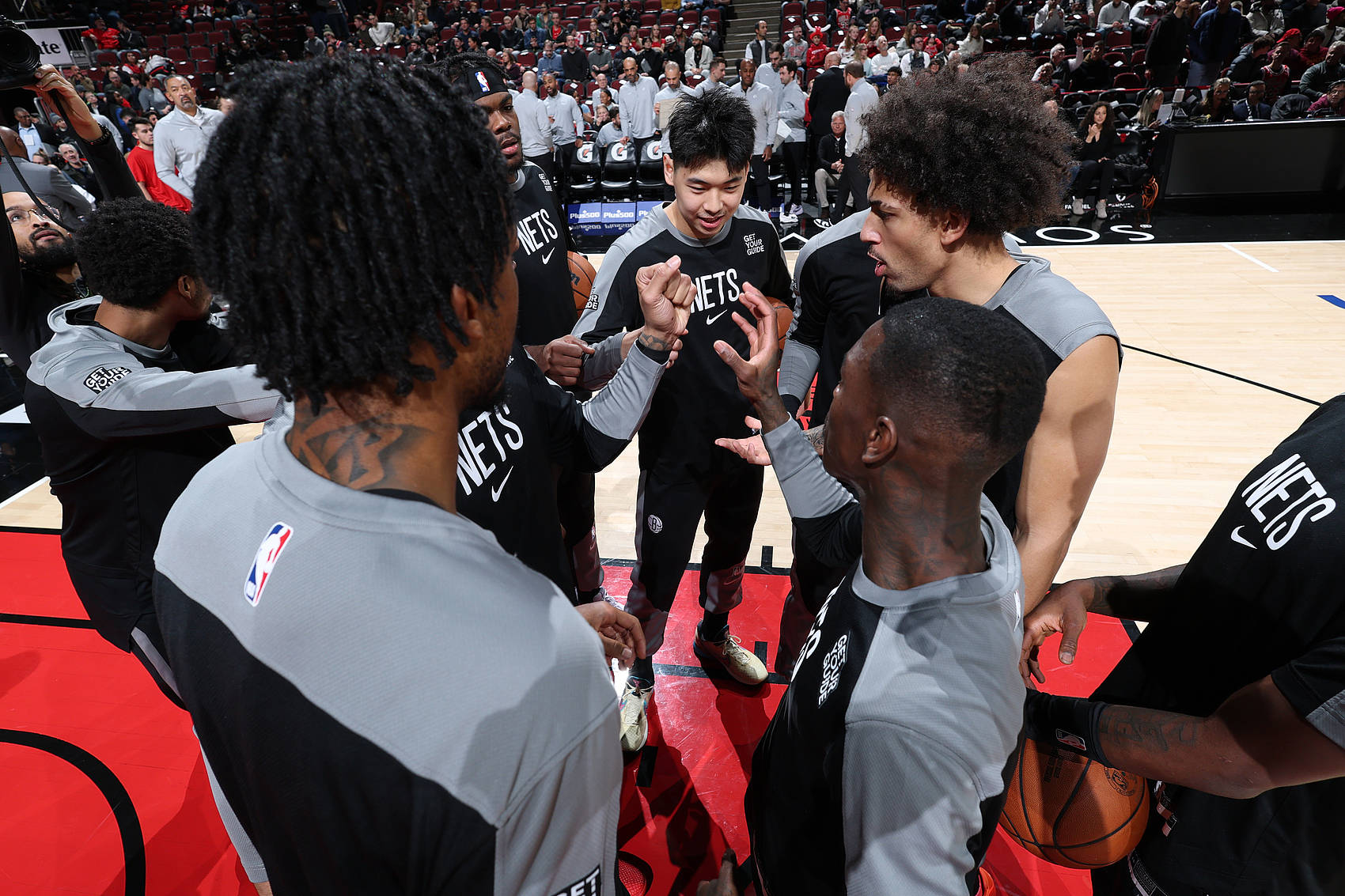 包含篮球赛场上，篮网队员突破包夹，逆天得分惊艳全场的词条